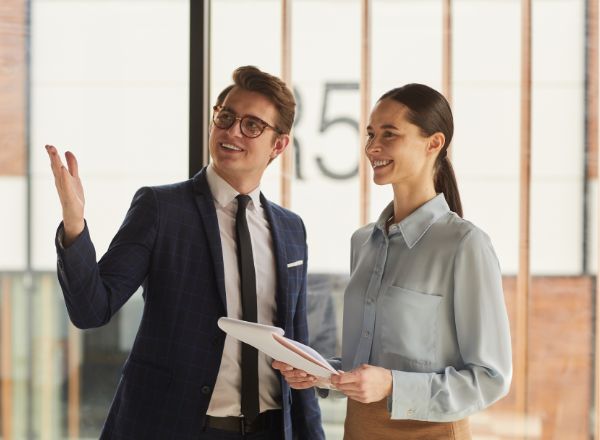 Suivez une formation en anglais pour améliorer vos compétences de commercial à l'international.