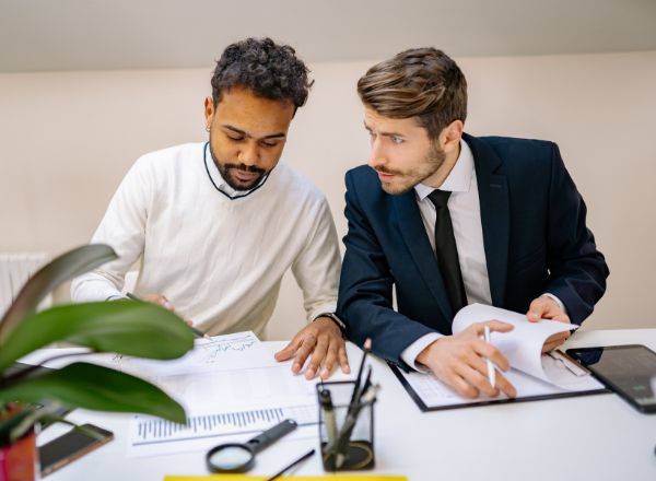 Responsable de communication à l'international. Maîtrise de l'anglais.