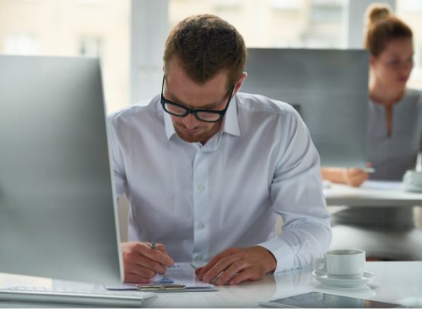 La formation d'anglais permet au responsable de communication de monter en niveau.